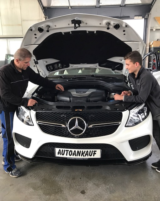Ali Kayali und Team bei der Arbeit